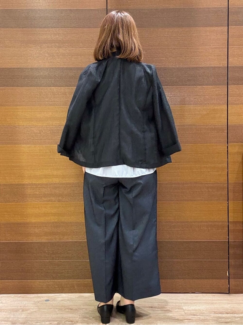 ブラック系のテーラードジャケット、ブルー系のシャツ/ブラウス、ブルー系のその他パンツを着用したレディースの秋コーディネートの6枚目の写真