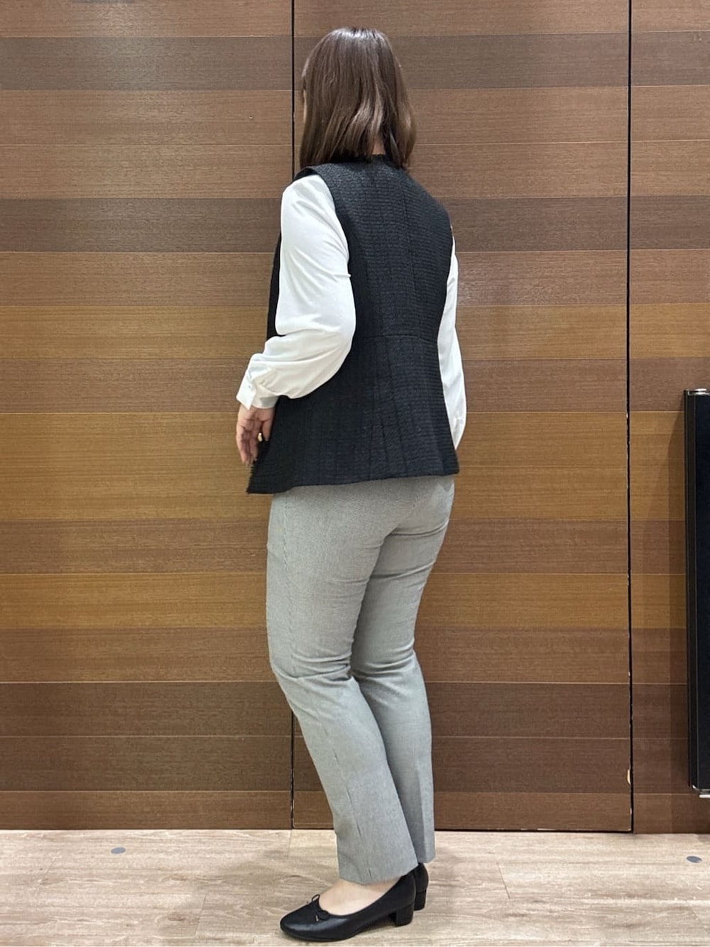 ブラック系のベスト、ホワイト系のシャツ/ブラウス、ブラック系のその他パンツを着用したレディースの冬コーディネートの8枚目の写真