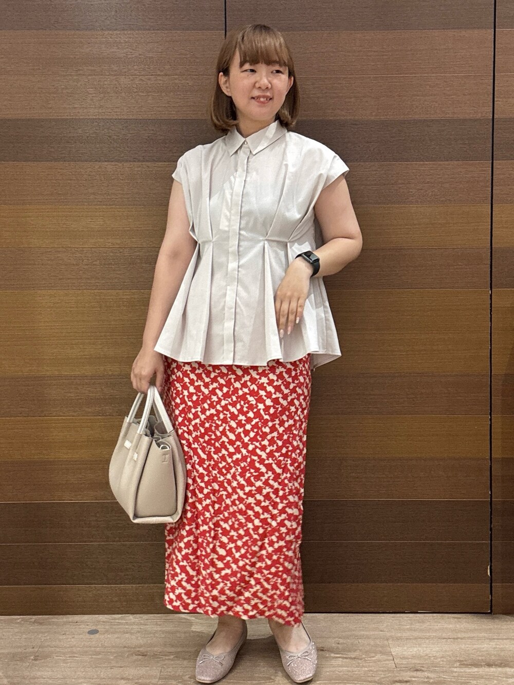 ベージュ系のシャツ/ブラウス、レッド系のスカート、ベージュ系のトートバッグを着用したレディースの夏コーディネートの3枚目の写真