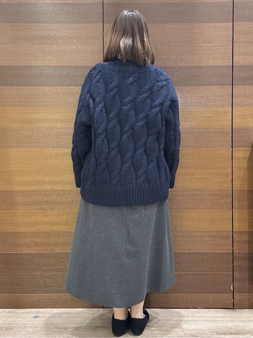 ブルー系のカーディガン/ボレロ、ホワイト系のニット/セーター、グレー系のスカートを着用したレディースの冬コーディネートの8枚目の写真