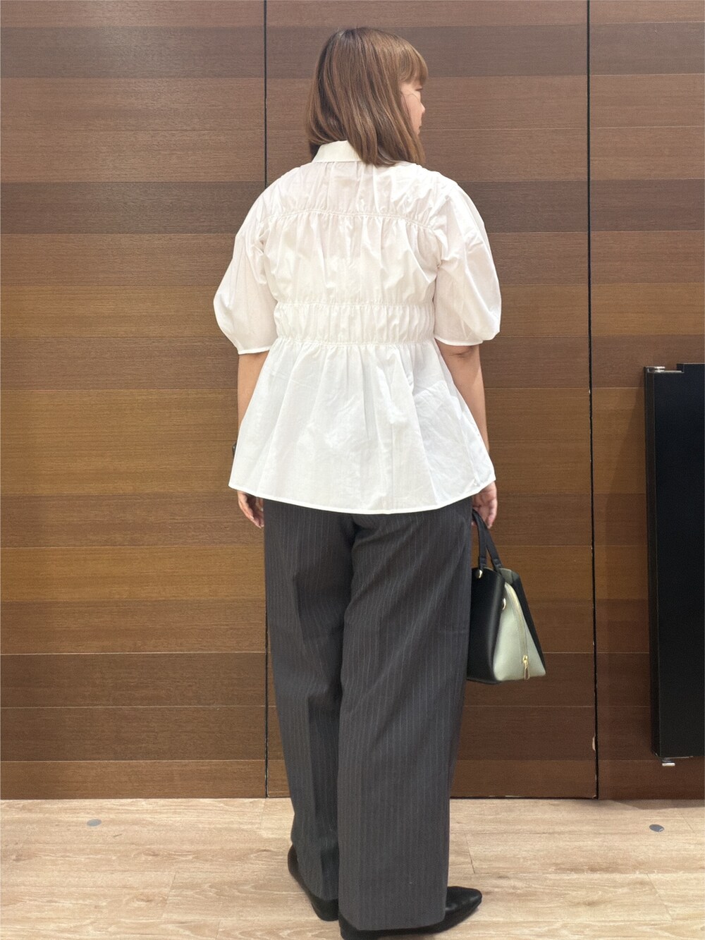 ホワイト系のシャツ/ブラウス、グレー系のその他パンツ、ブラック系のボストンバッグを着用したレディースの夏コーディネートの7枚目の写真
