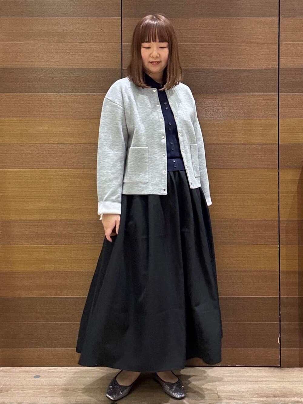 グレー系のカーディガン/ボレロ、ブルー系のワンピース、ブラック系のショルダーバッグを着用したレディースの冬コーディネートの5枚目の写真