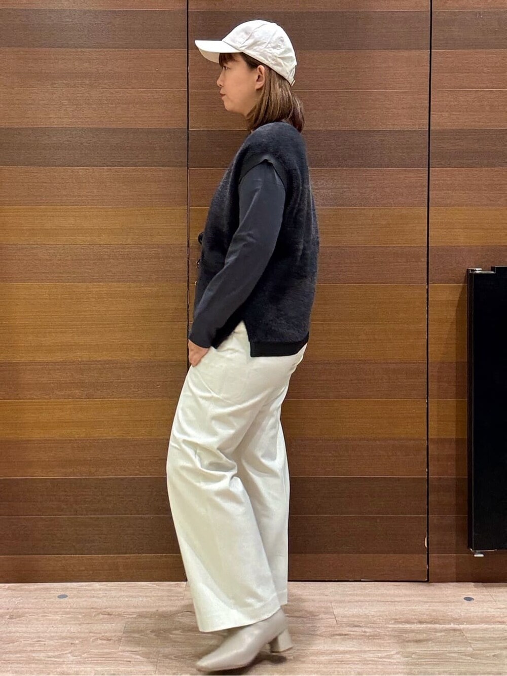 グレー系のニット/セーター、グレー系のTシャツ/カットソー、ホワイト系のその他パンツを着用したレディースの秋コーディネートの4枚目の写真