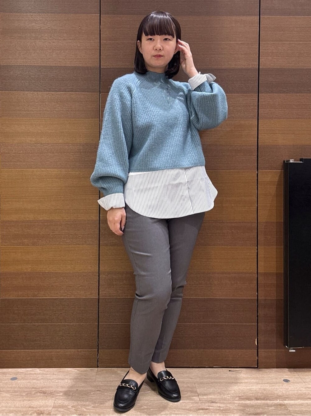 ブルー系のニット/セーター、ホワイト系のTシャツ/カットソー、グレー系のその他パンツを着用したレディースの冬コーディネートの2枚目の写真