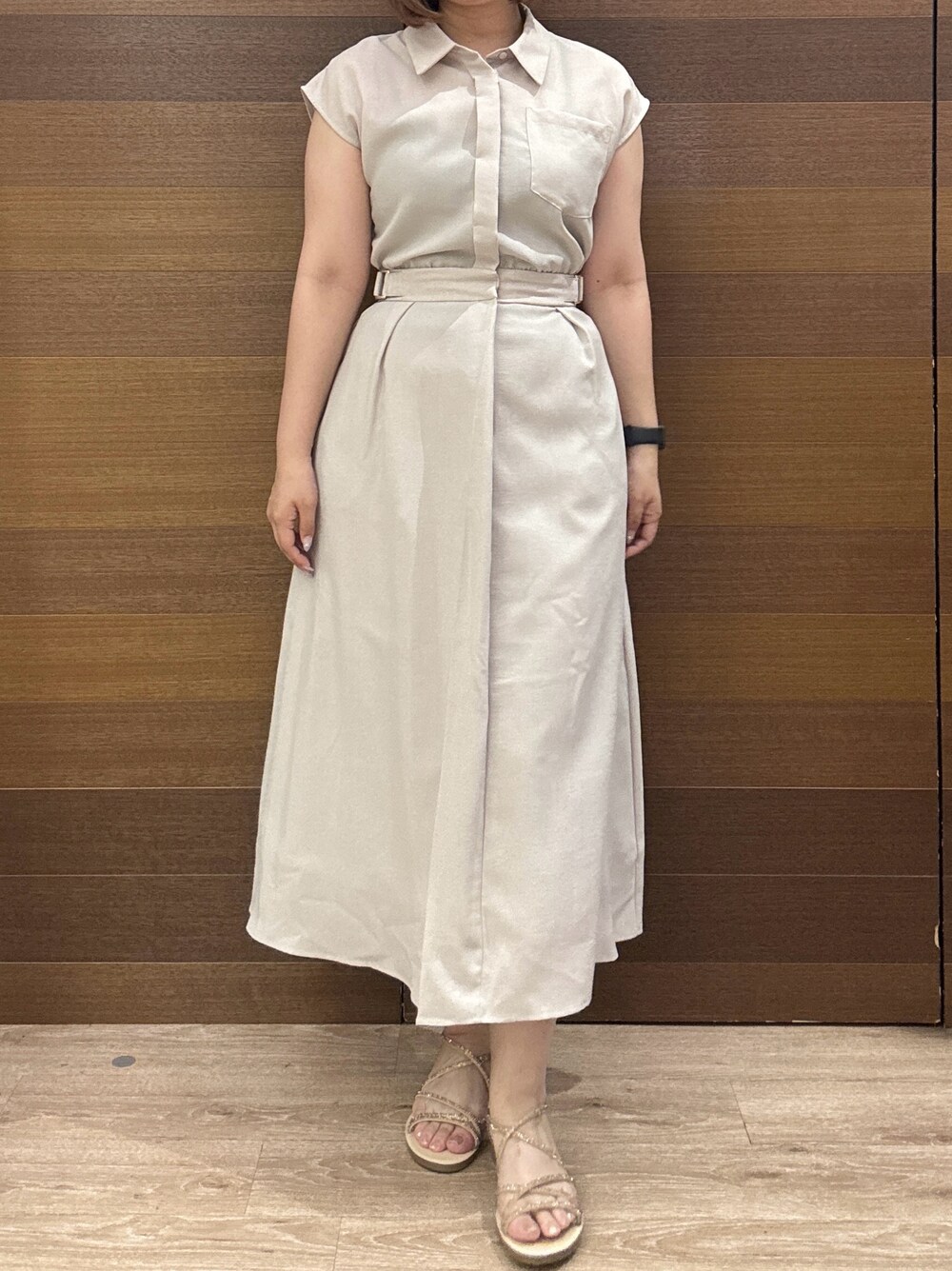 ベージュ系のワンピース、グレー系のトートバッグ、ゴールド系のサンダルを着用したレディースの夏コーディネートの7枚目の写真
