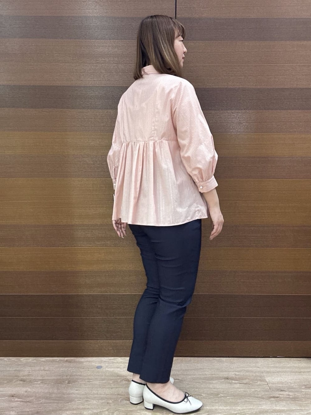 ブルー系のその他パンツ、ホワイト系のパンプス、ベージュ系のワンピースを着用したレディースの春コーディネートの5枚目の写真