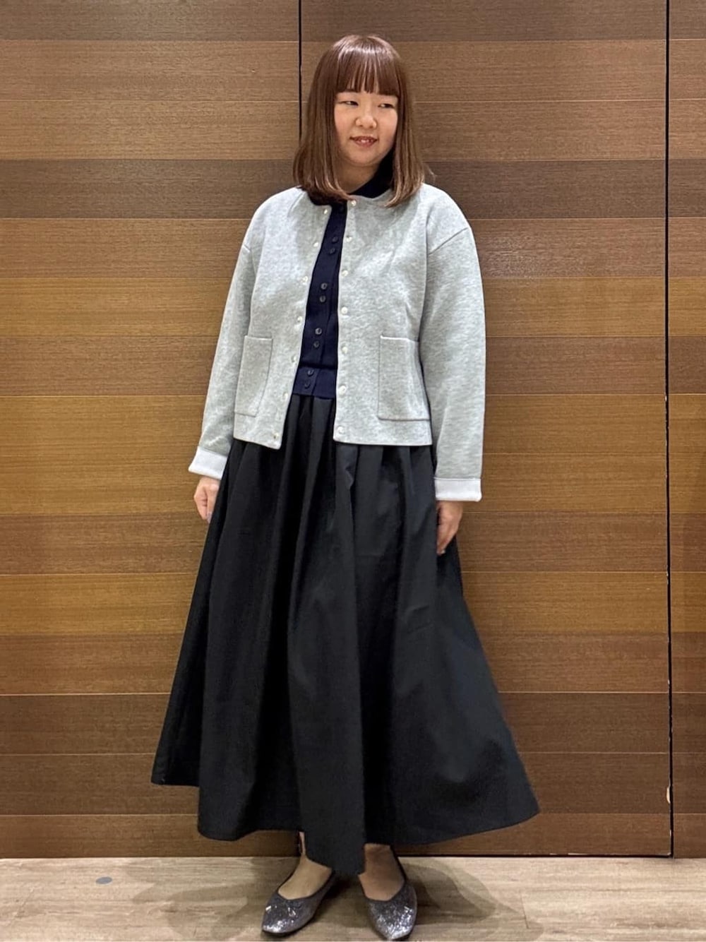 グレー系のカーディガン/ボレロ、ブルー系のワンピース、ブラック系のショルダーバッグを着用したレディースの冬コーディネートの4枚目の写真