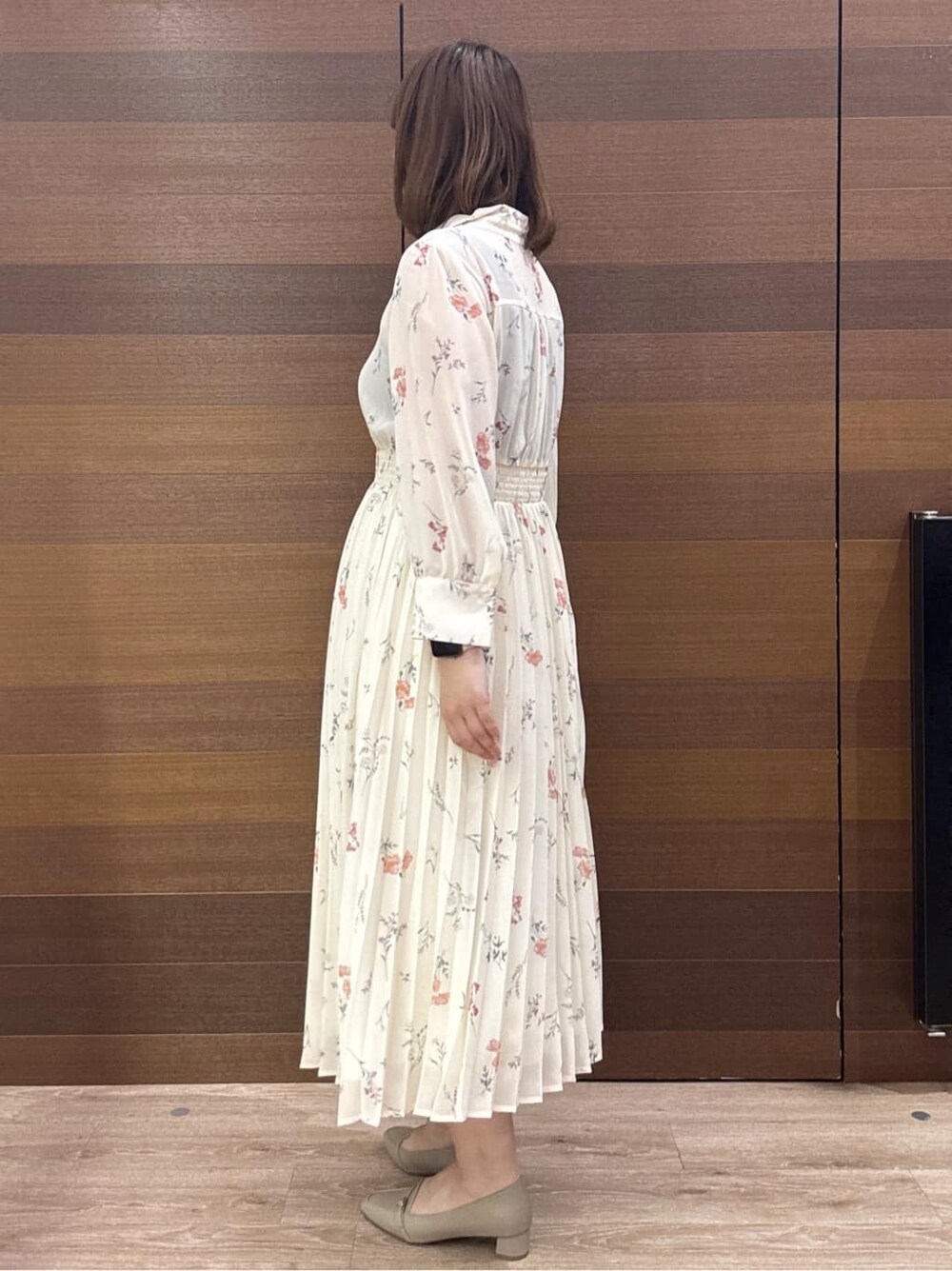 ベージュ系のパンプス、ブラック系のトートバッグ、ベージュ系のワンピースを着用したレディースの春コーディネートの6枚目の写真
