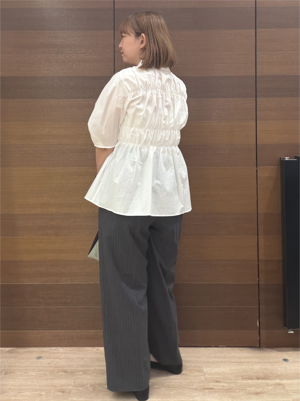 ホワイト系のシャツ/ブラウス、グレー系のその他パンツ、ブラック系のボストンバッグを着用したレディースの夏コーディネートの8枚目の写真