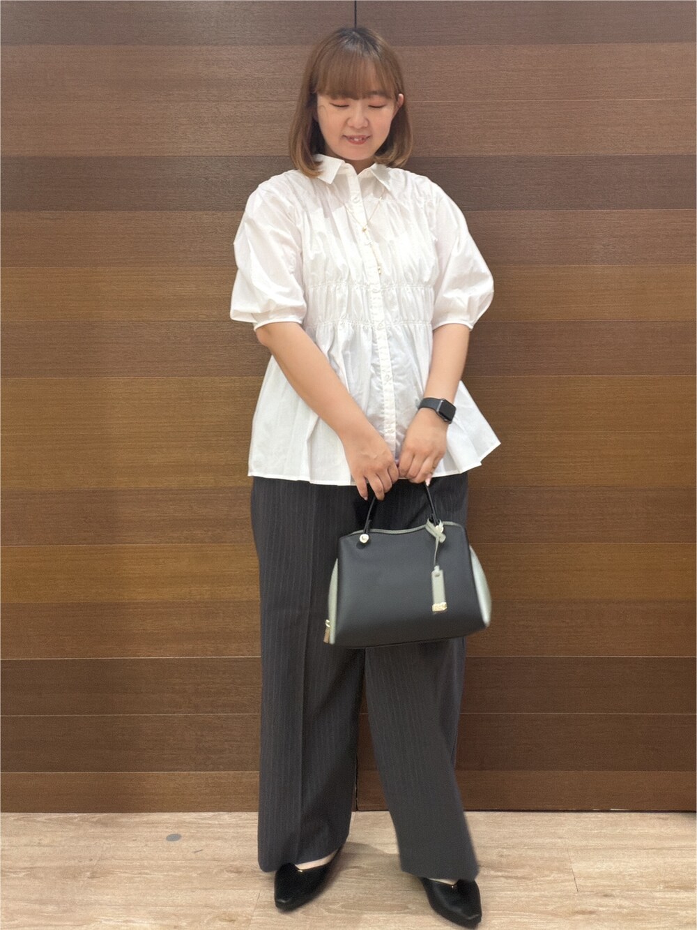 ホワイト系のシャツ/ブラウス、グレー系のその他パンツ、ブラック系のボストンバッグを着用したレディースの夏コーディネートの4枚目の写真