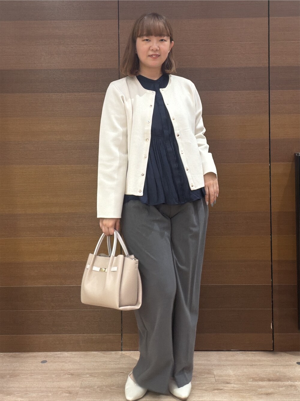 ホワイト系のカーディガン/ボレロ、ブルー系のシャツ/ブラウス、グレー系のその他パンツを着用したレディースの秋コーディネートの2枚目の写真