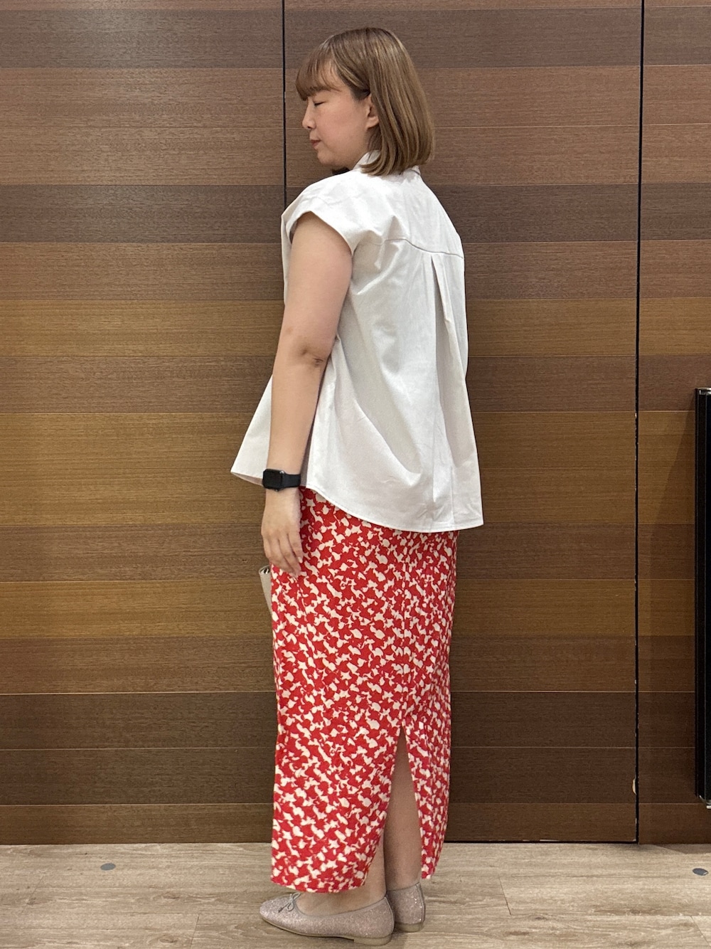 ベージュ系のシャツ/ブラウス、レッド系のスカート、ベージュ系のトートバッグを着用したレディースの夏コーディネートの5枚目の写真