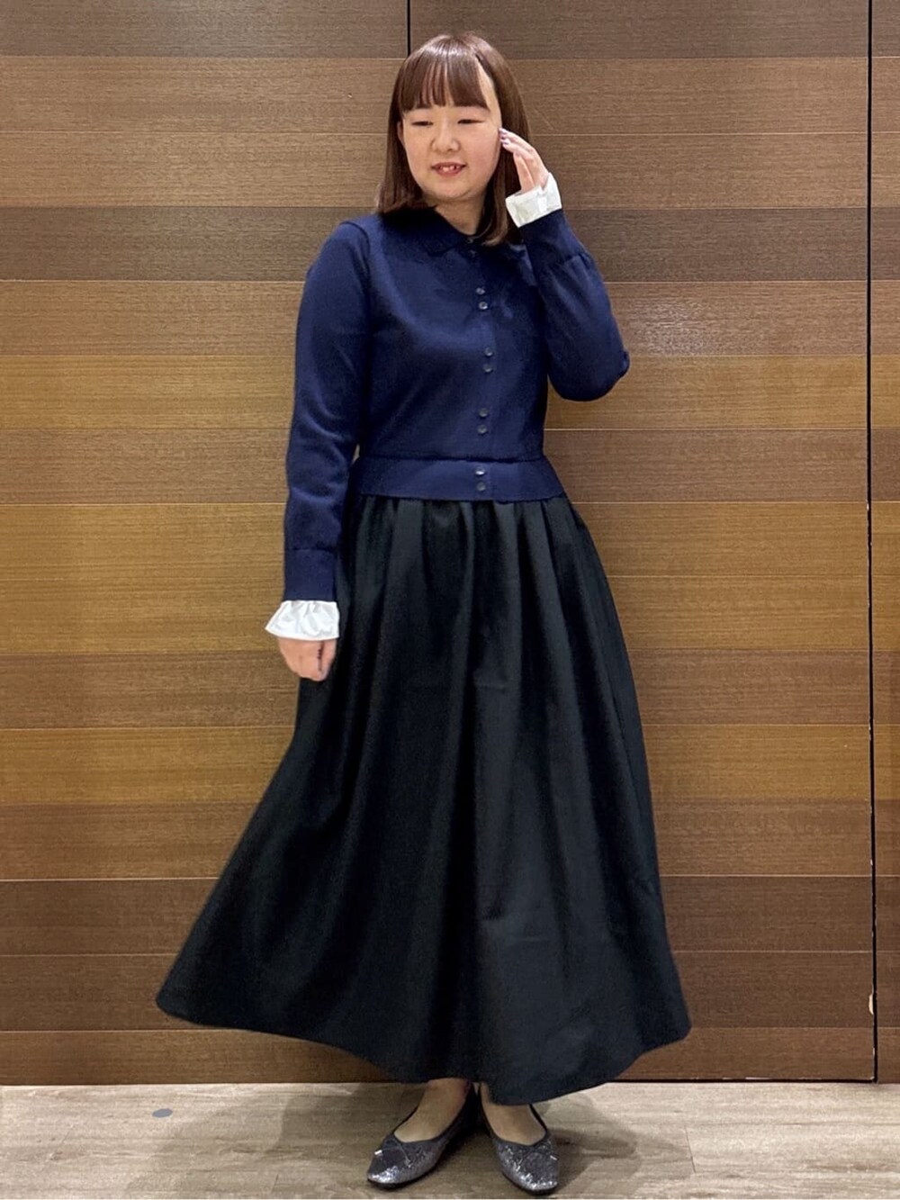 グレー系のカーディガン/ボレロ、ブルー系のワンピース、ブラック系のショルダーバッグを着用したレディースの冬コーディネートの9枚目の写真