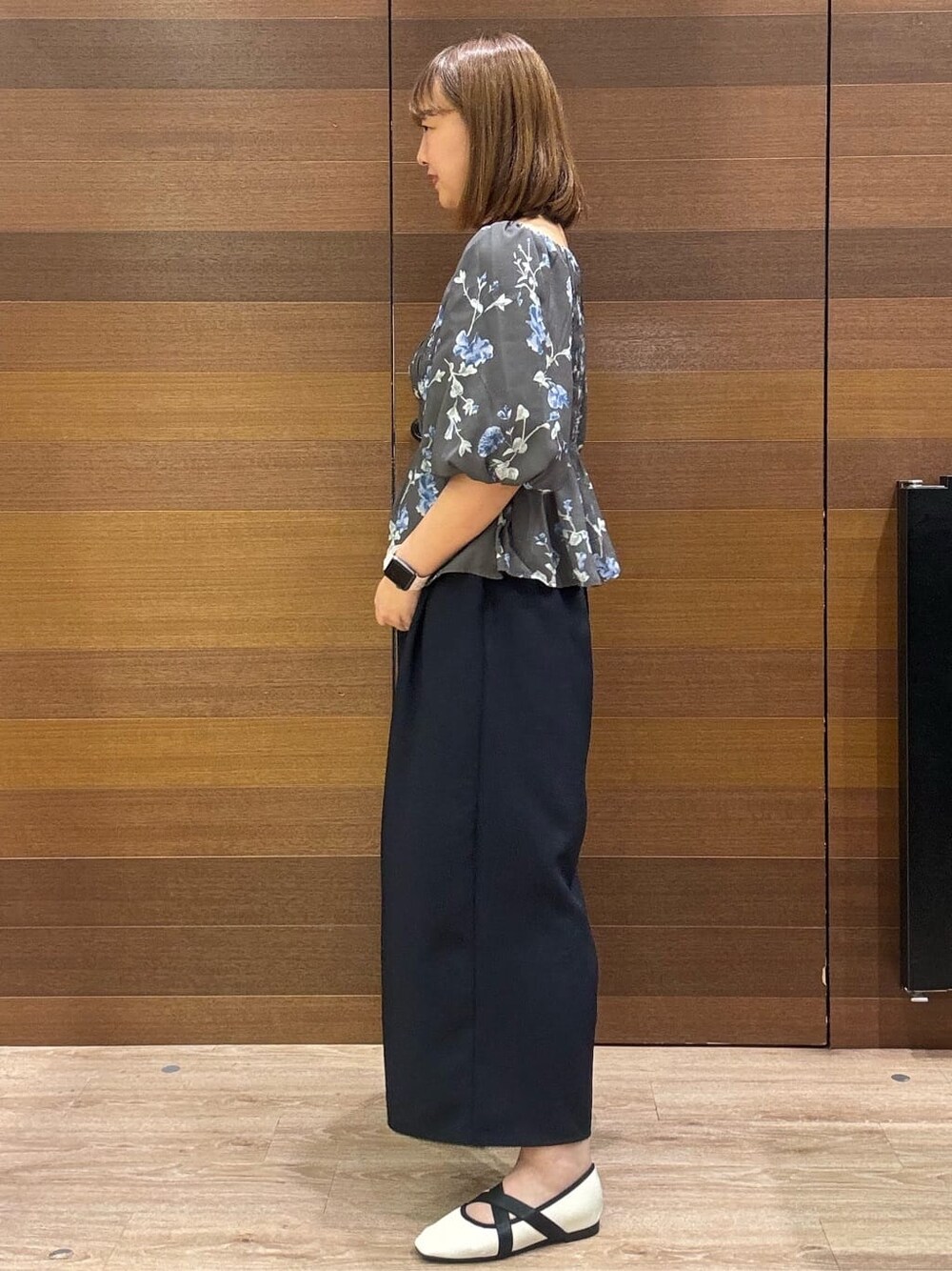 グレー系のシャツ/ブラウス、ブルー系のその他パンツ、ベージュ系のショルダーバッグを着用したレディースの夏コーディネートの3枚目の写真