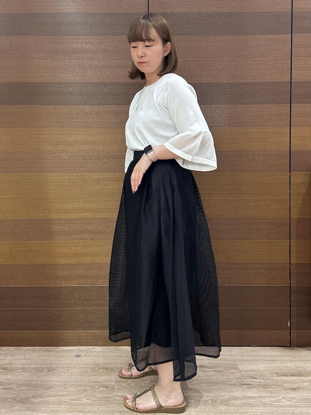 ブルー系のその他パンツ、ブラック系のトートバッグ、その他のサンダルを着用したレディースの春コーディネートの4枚目の写真