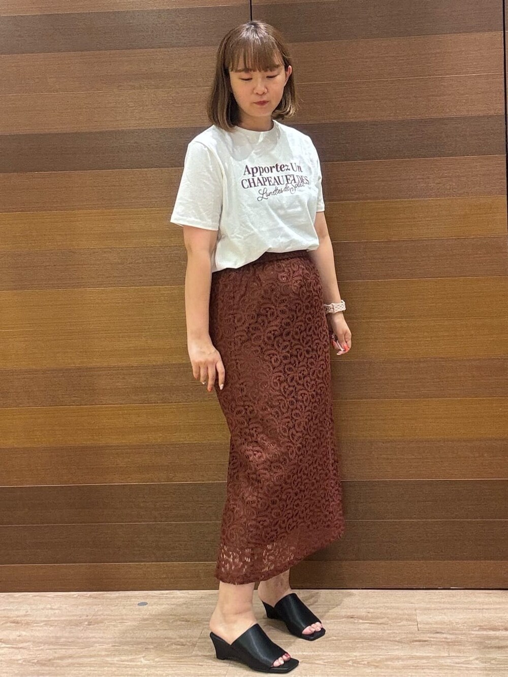 ホワイト系のTシャツ/カットソー、ブラウン系のスカート、ブラック系のトートバッグを着用したレディースの夏コーディネートの4枚目の写真