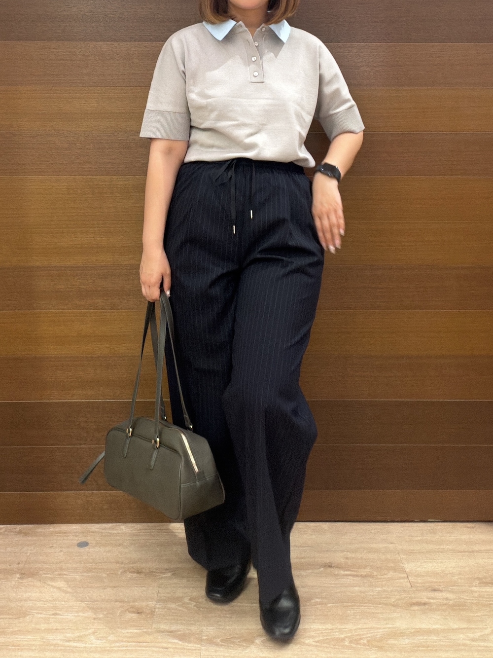 グレー系のニット/セーター、ブルー系のその他パンツ、グリーン系のボストンバッグを着用したレディースの秋コーディネートの6枚目の写真
