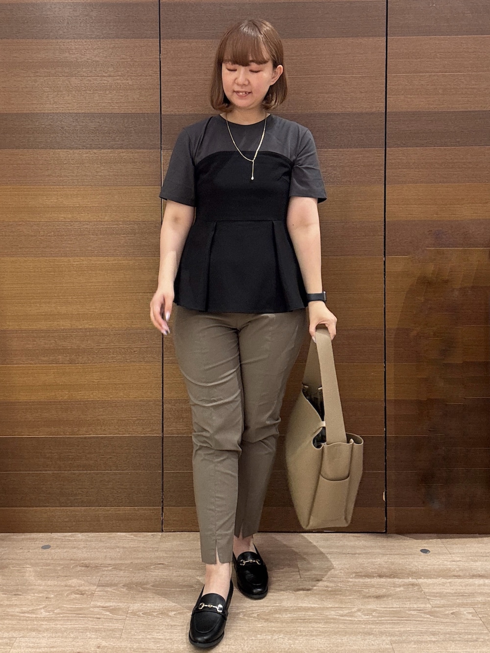 ブラック系のTシャツ/カットソー、ブラウン系のその他パンツ、ブラウン系のトートバッグを着用したレディースの夏コーディネートの2枚目の写真