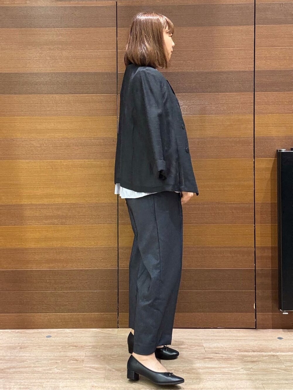 ブラック系のテーラードジャケット、ブルー系のシャツ/ブラウス、ブルー系のその他パンツを着用したレディースの秋コーディネートの5枚目の写真