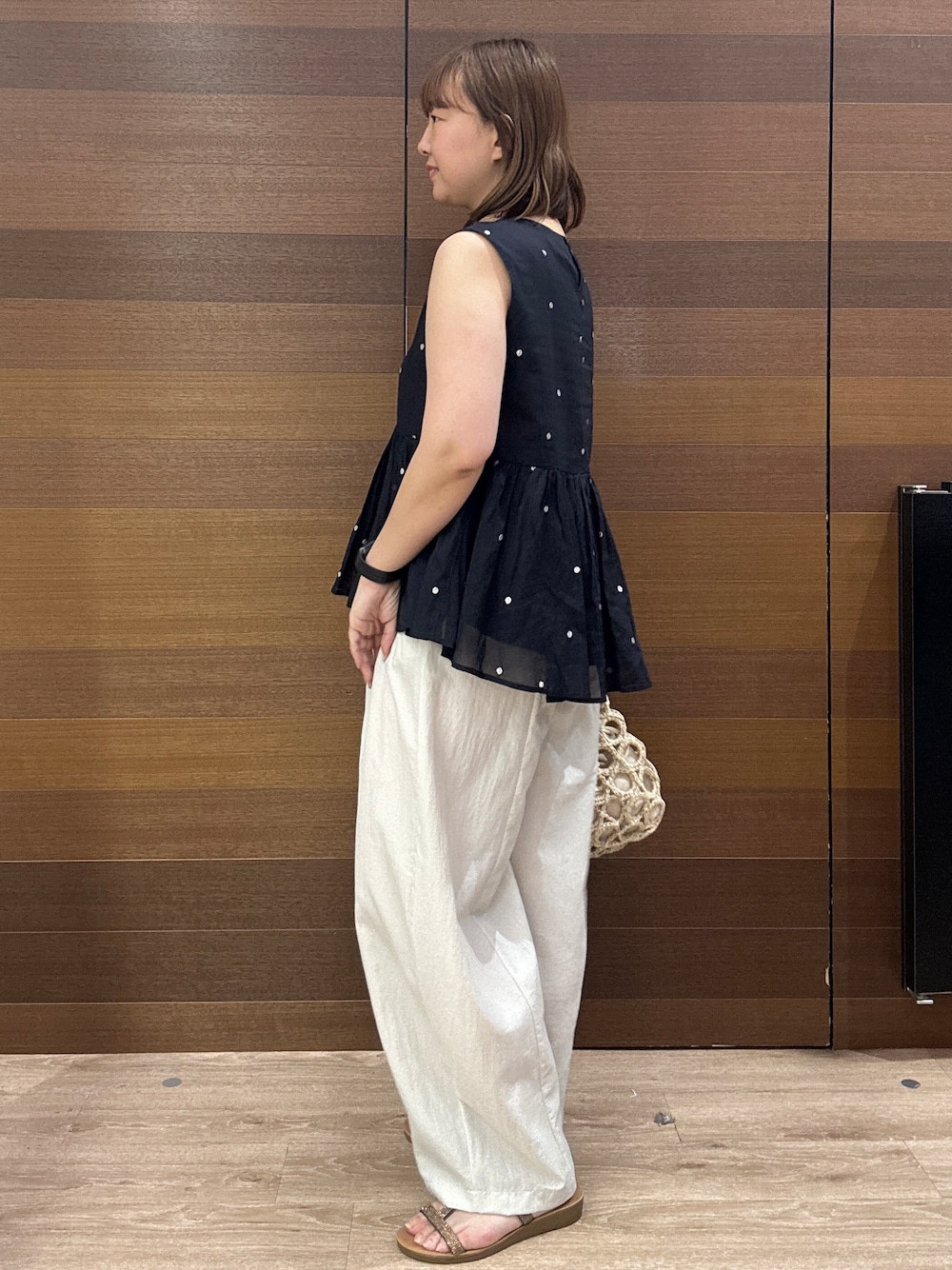 その他のサンダル、ホワイト系のハンドバッグ、ブルー系のシャツ/ブラウスを着用したレディースの春コーディネートの7枚目の写真