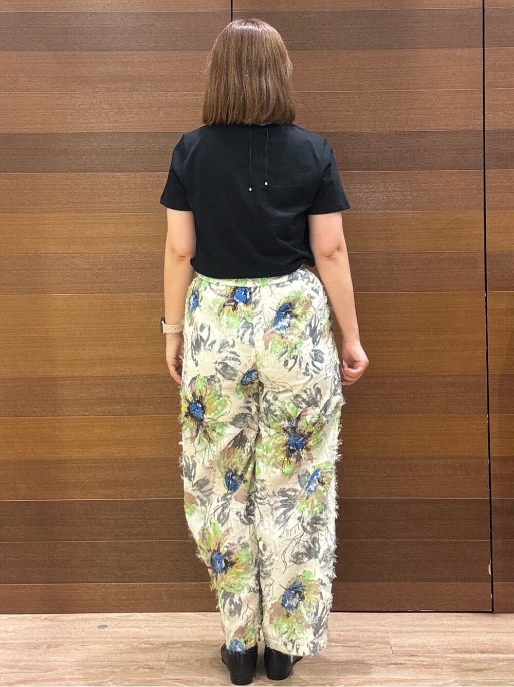 ブラック系のTシャツ/カットソー、ベージュ系のその他パンツ、ホワイト系のショルダーバッグを着用したレディースの夏コーディネートの5枚目の写真