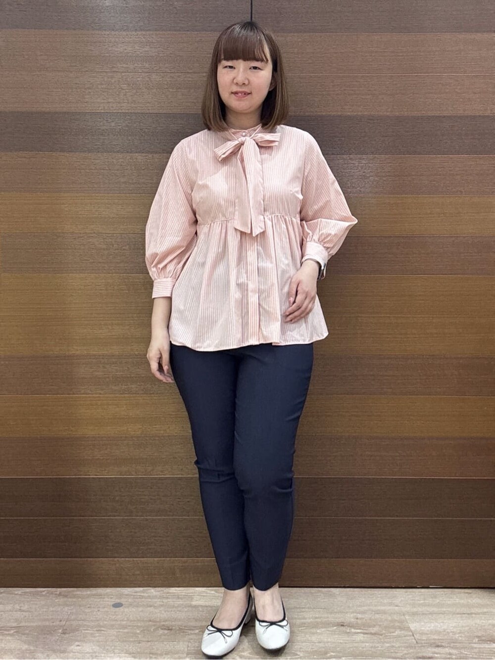 ブルー系のその他パンツ、ホワイト系のパンプス、ベージュ系のワンピースを着用したレディースの春コーディネートの2枚目の写真