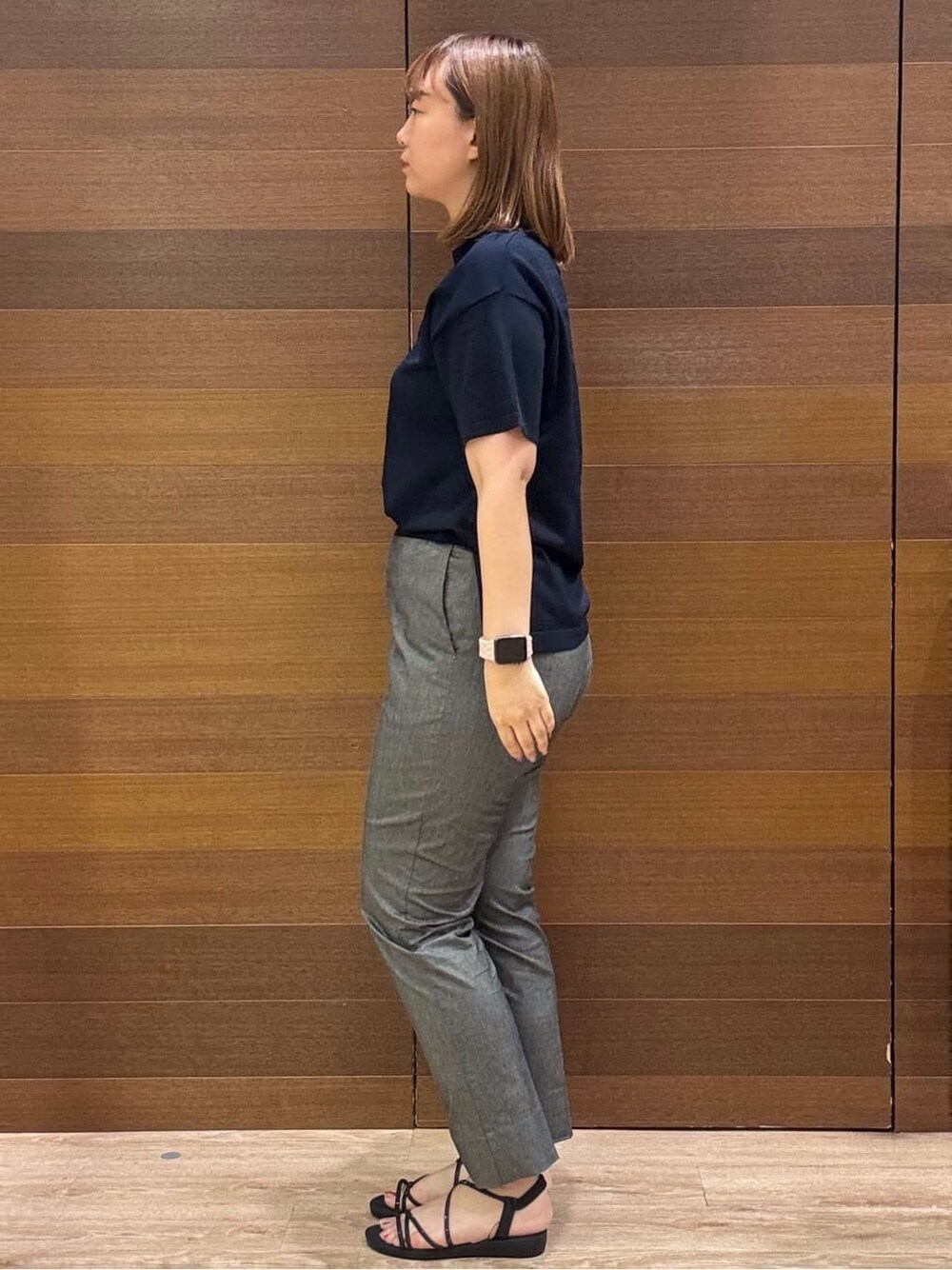 ブルー系のニット/セーター、グレー系のその他パンツ、ホワイト系のショルダーバッグを着用したレディースの夏コーディネートの4枚目の写真