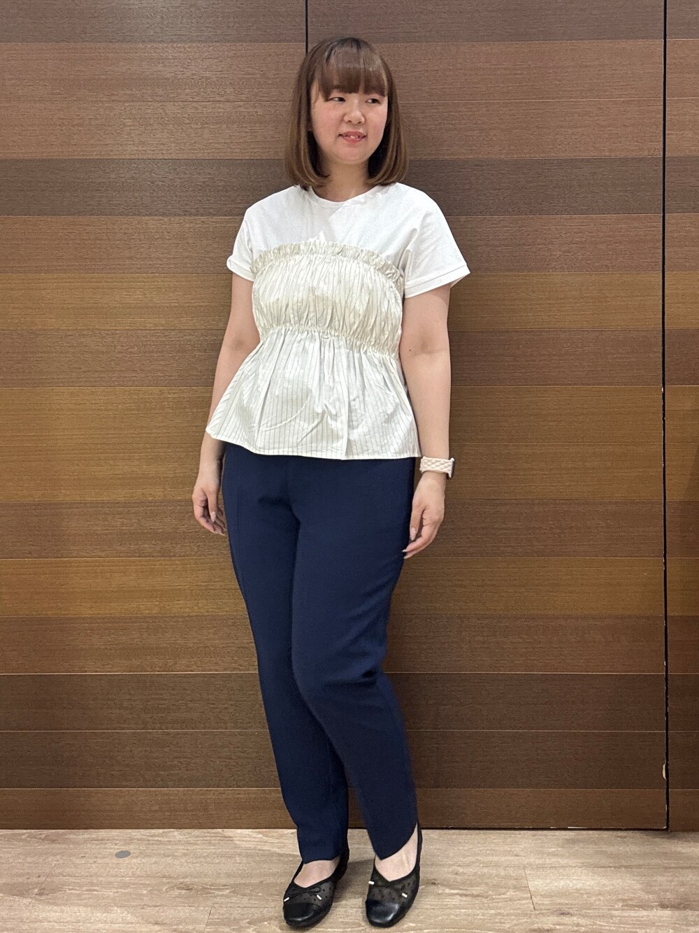 ブラック系のパンプス、ブルー系のその他パンツ、ベージュ系のTシャツ/カットソーを着用したレディースの春コーディネートの3枚目の写真
