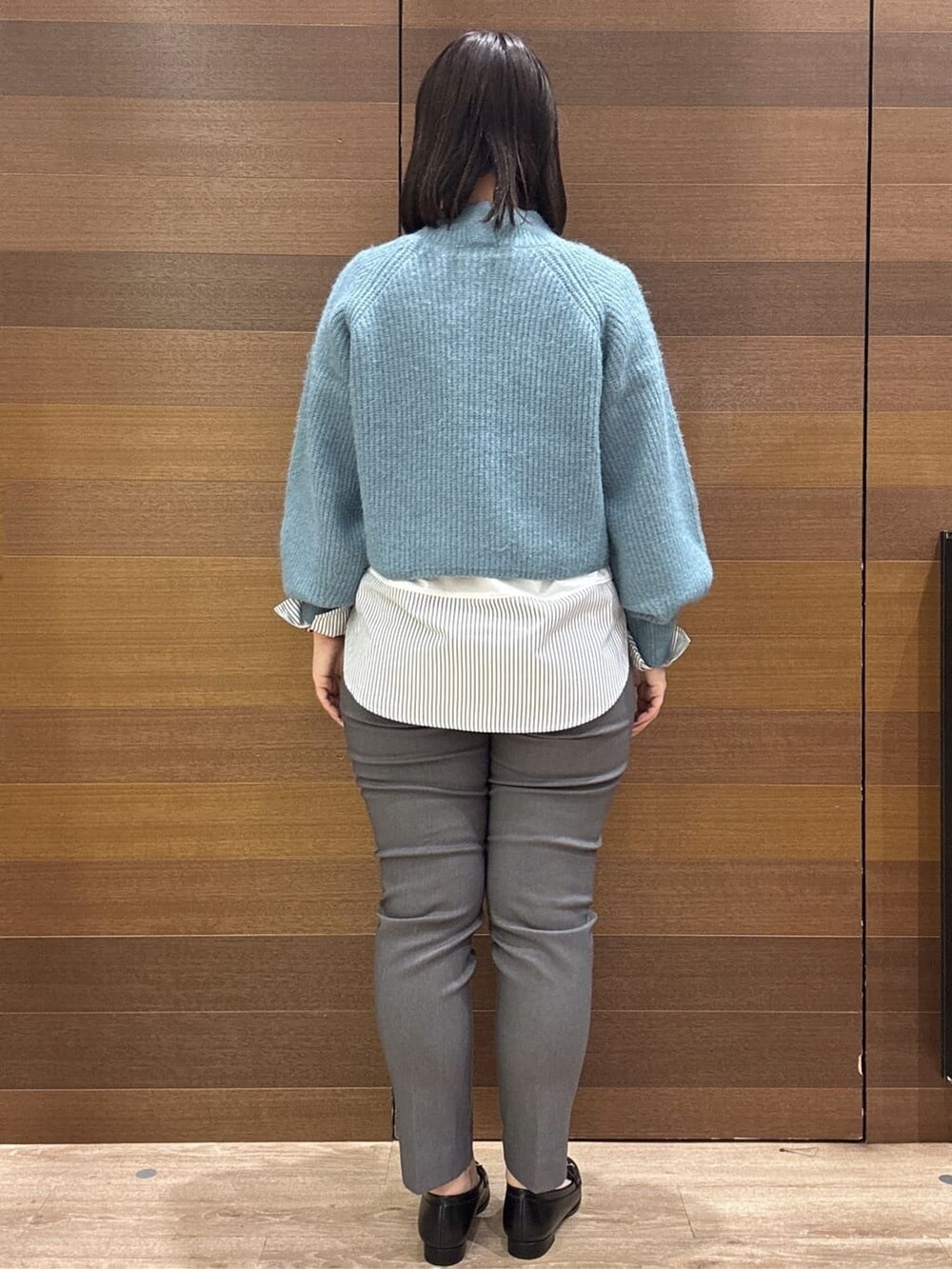ブルー系のニット/セーター、ホワイト系のTシャツ/カットソー、グレー系のその他パンツを着用したレディースの冬コーディネートの8枚目の写真