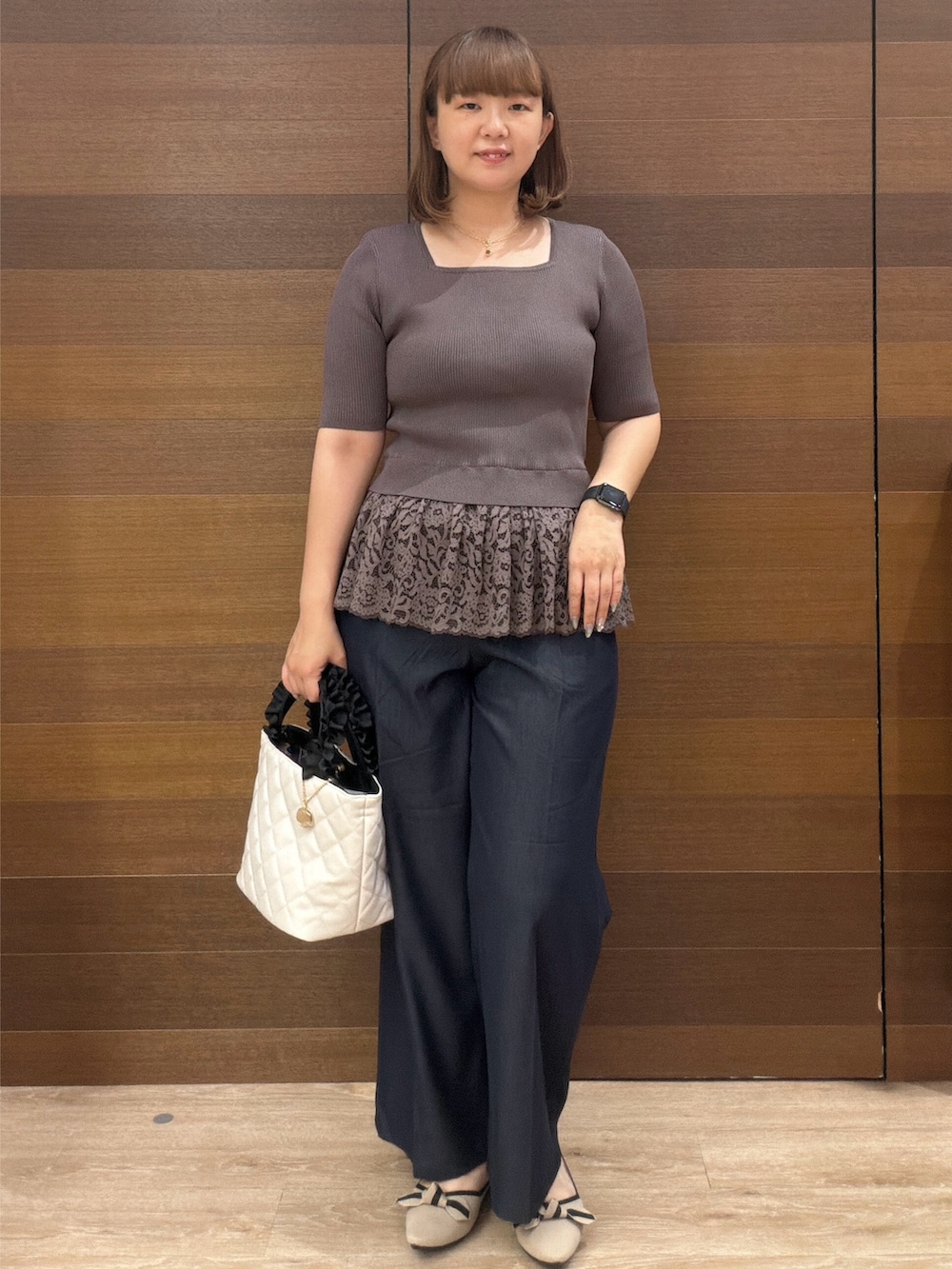 ブラウン系のニット/セーター、ブルー系のその他パンツ、ホワイト系のショルダーバッグを着用したレディースの秋コーディネートの2枚目の写真