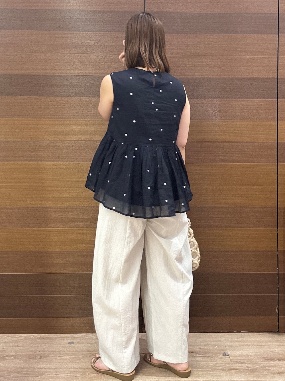 その他のサンダル、ホワイト系のハンドバッグ、ブルー系のシャツ/ブラウスを着用したレディースの春コーディネートの9枚目の写真