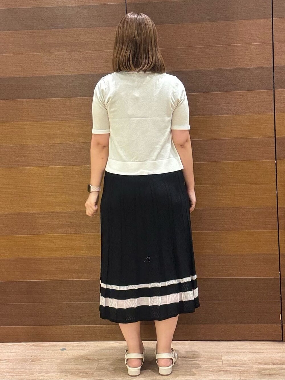 ゴールド系のカーディガン/ボレロ、ブラック系のワンピース、ベージュ系のトートバッグを着用したレディースの夏コーディネートの5枚目の写真