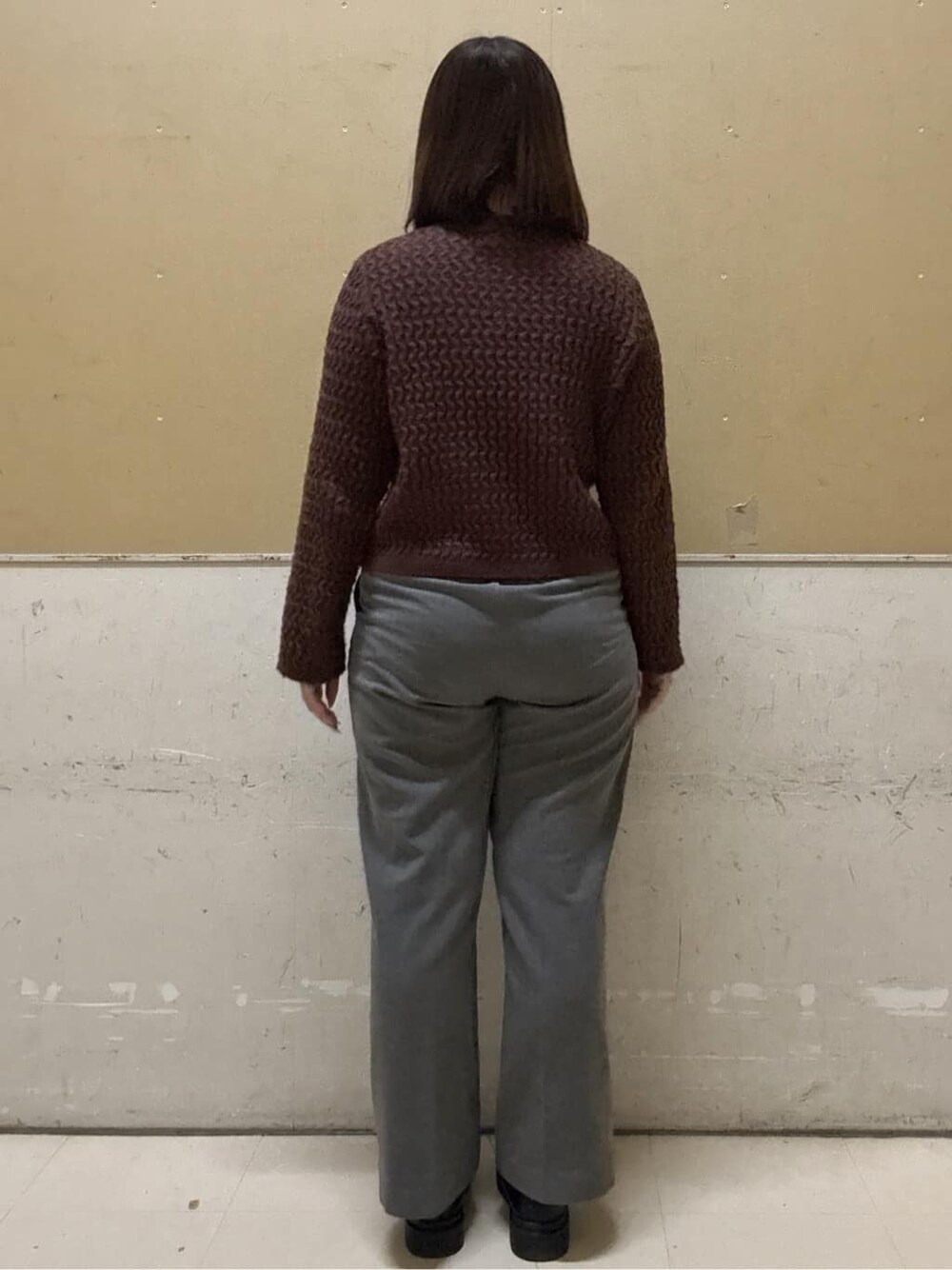 ブラウン系のカーディガン/ボレロ、グレー系のその他パンツ、ブラック系のトートバッグを着用したレディースの冬コーディネートの8枚目の写真