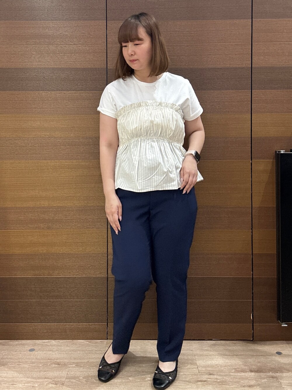 ブラック系のパンプス、ブルー系のその他パンツ、ベージュ系のTシャツ/カットソーを着用したレディースの春コーディネートの4枚目の写真