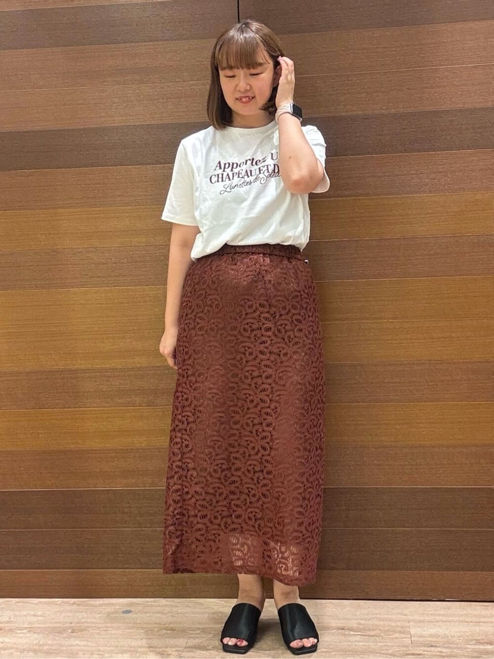 ホワイト系のTシャツ/カットソー、ブラウン系のスカート、ブラック系のトートバッグを着用したレディースの夏コーディネートの3枚目の写真
