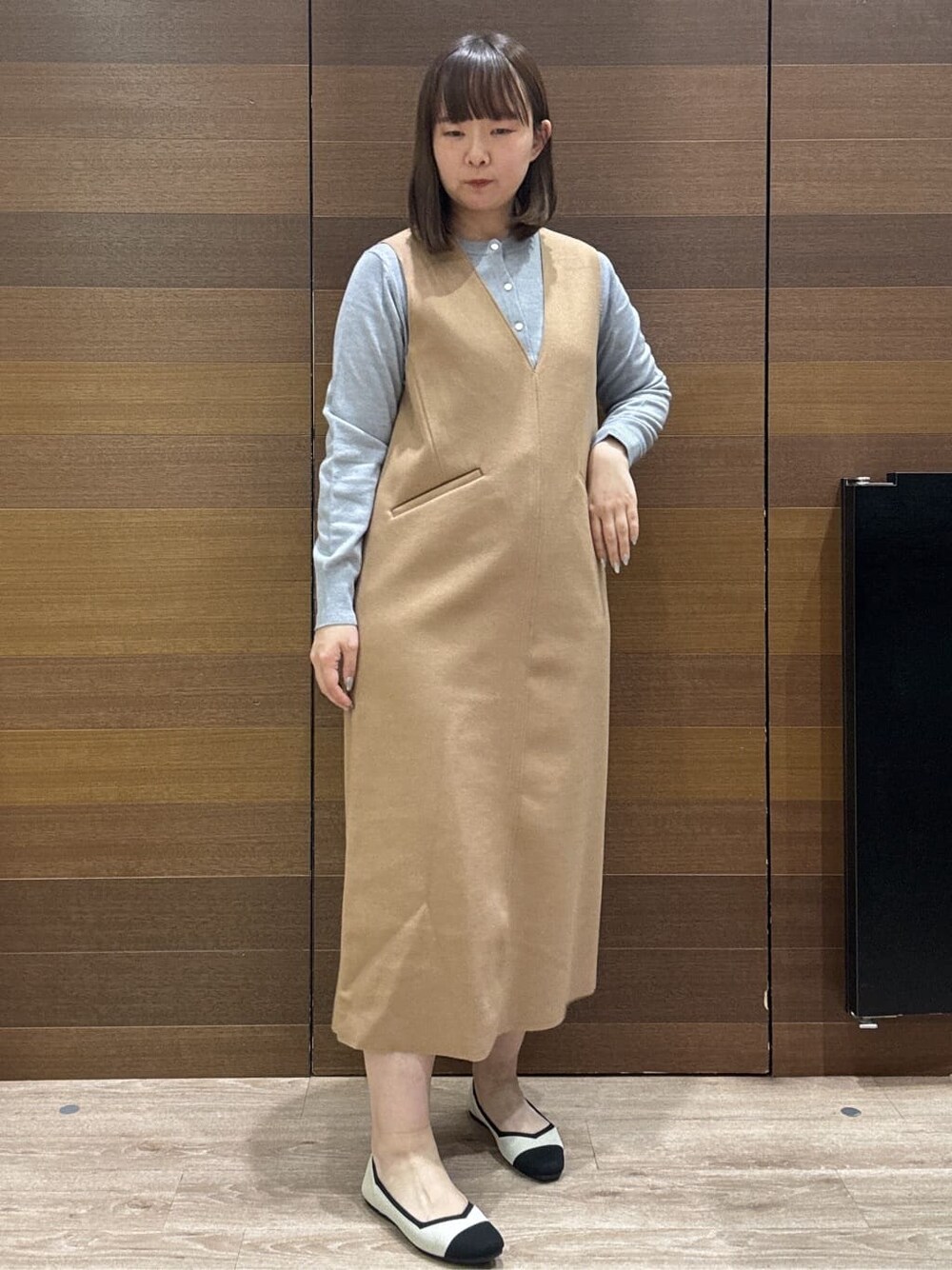 グレー系のカーディガン/ボレロ、イエロー系のワンピース、ベージュ系のトートバッグを着用したレディースの冬コーディネートの5枚目の写真