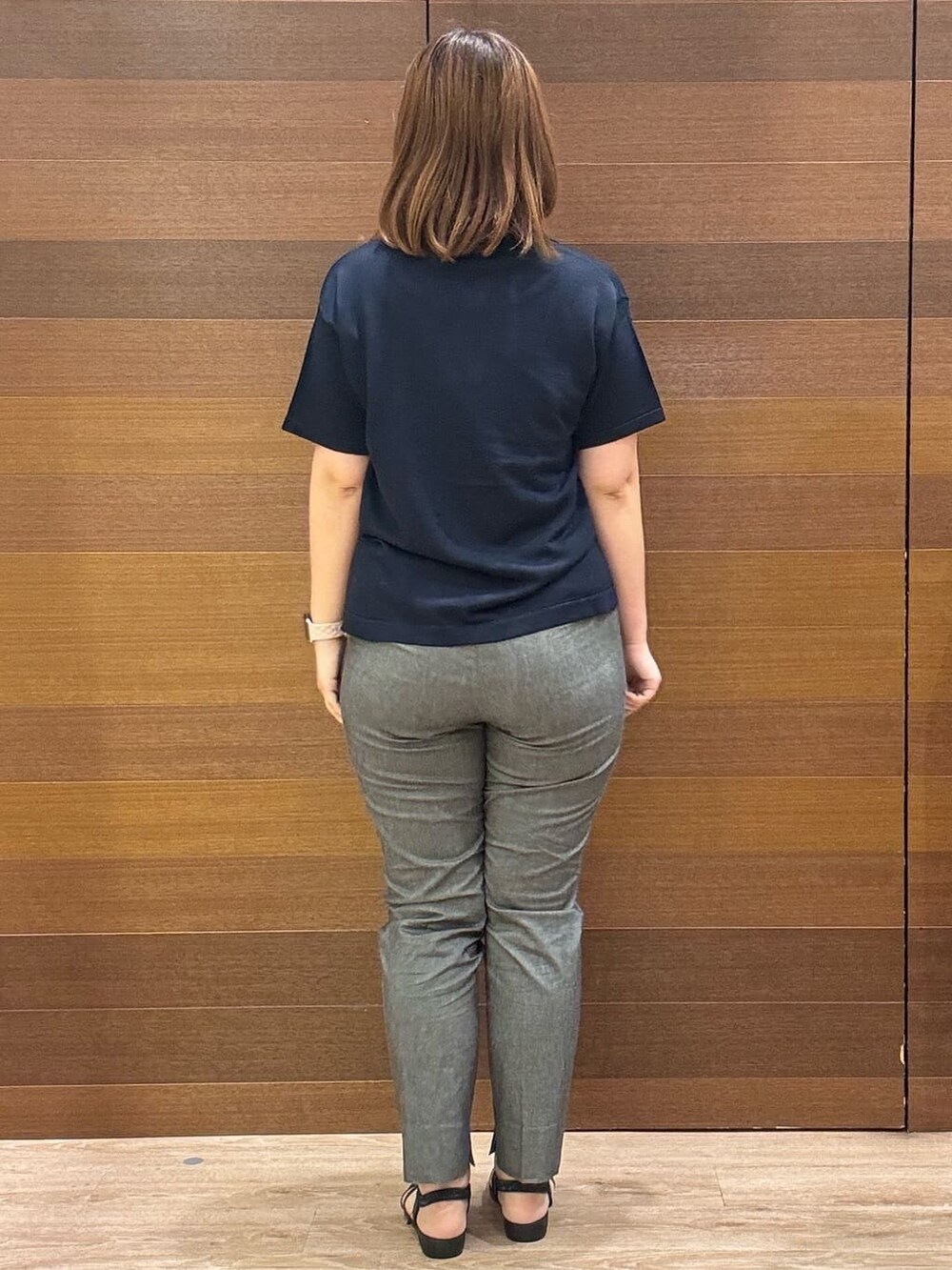 ブルー系のニット/セーター、グレー系のその他パンツ、ホワイト系のショルダーバッグを着用したレディースの夏コーディネートの5枚目の写真