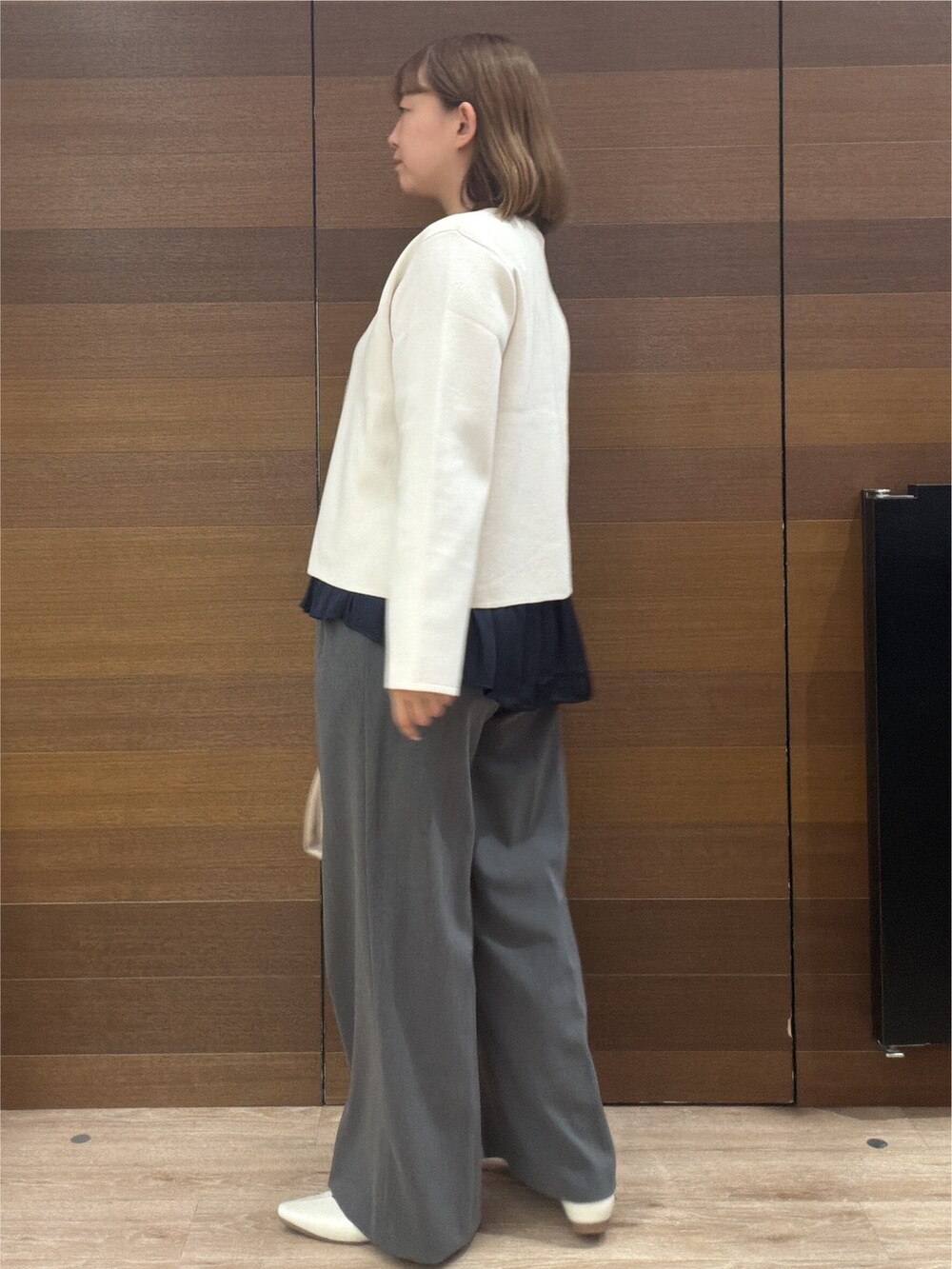 ホワイト系のカーディガン/ボレロ、ブルー系のシャツ/ブラウス、グレー系のその他パンツを着用したレディースの秋コーディネートの5枚目の写真