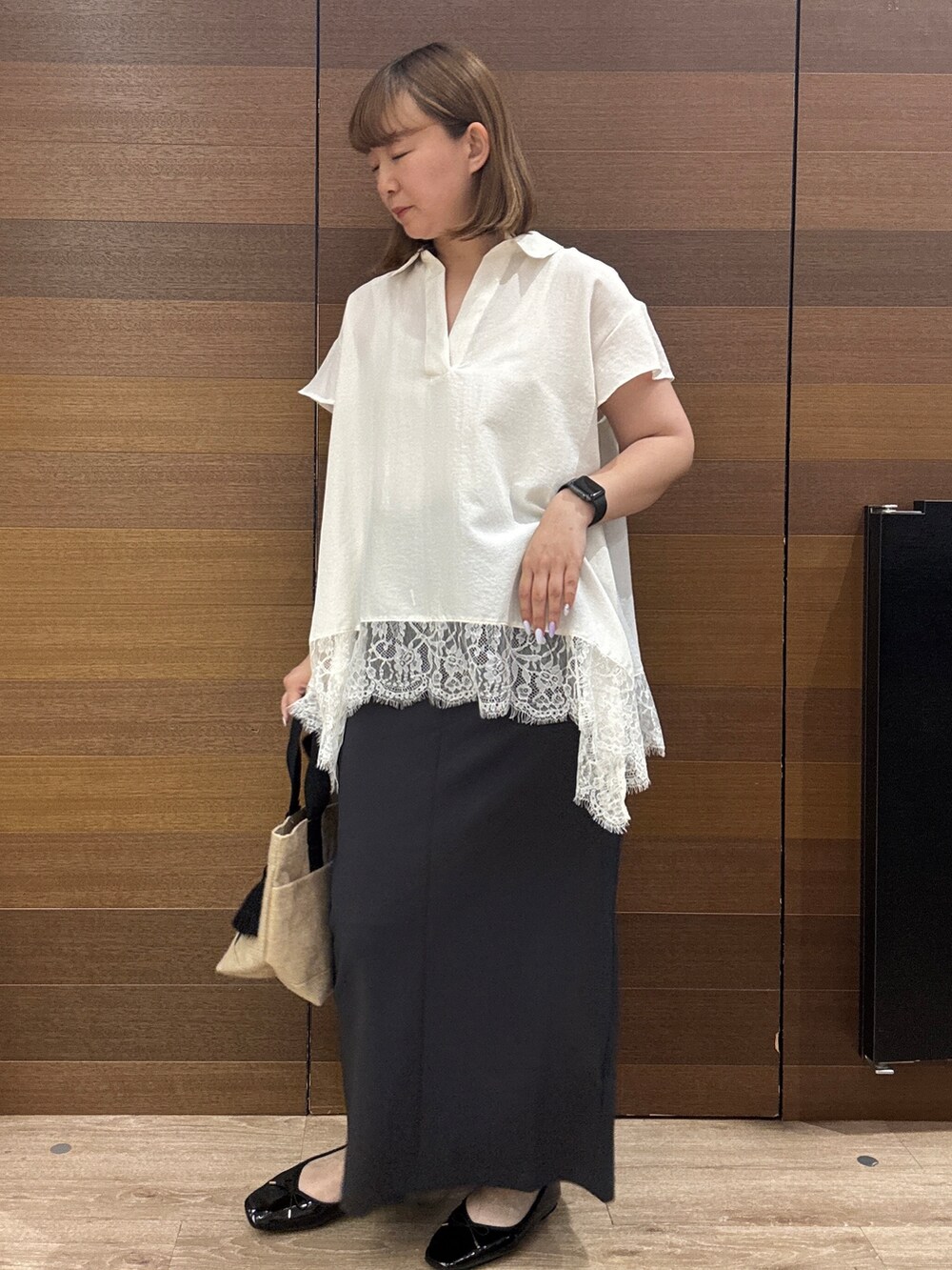 ホワイト系のシャツ/ブラウス、グレー系のスカート、ブラック系のトートバッグを着用したレディースの夏コーディネートの4枚目の写真