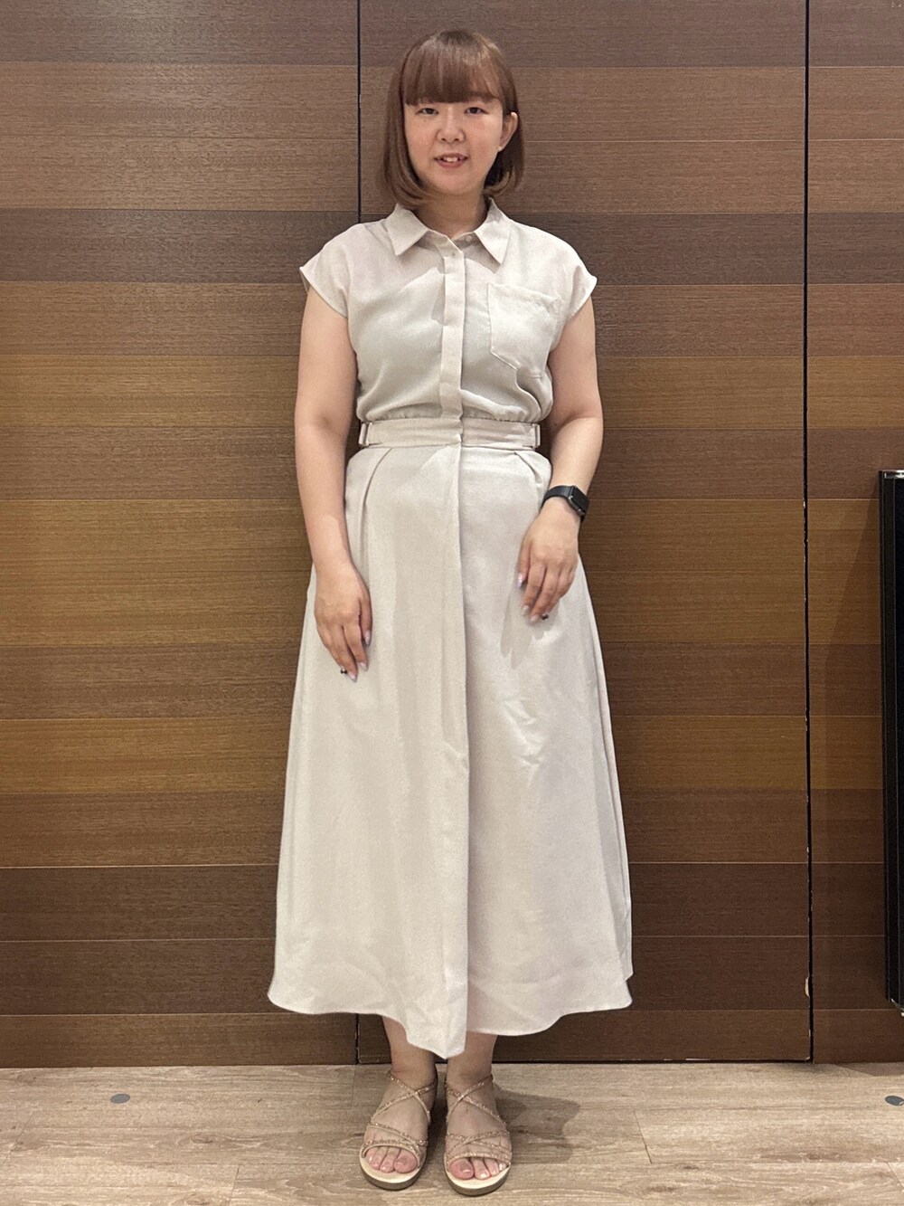 ベージュ系のワンピース、ブラウン系のトートバッグ、ゴールド系のサンダルを着用したレディースの夏コーディネートの8枚目の写真