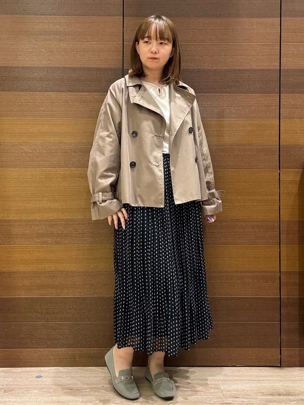 ベージュ系のトレンチコート、ベージュ系のニット/セーター、ベージュ系のその他シューズを着用したレディースの春コーディネートの3枚目の写真