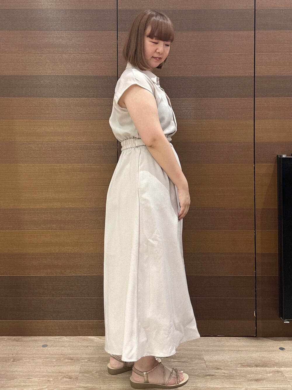 ベージュ系のワンピース、グレー系のトートバッグ、ゴールド系のサンダルを着用したレディースの夏コーディネートの6枚目の写真