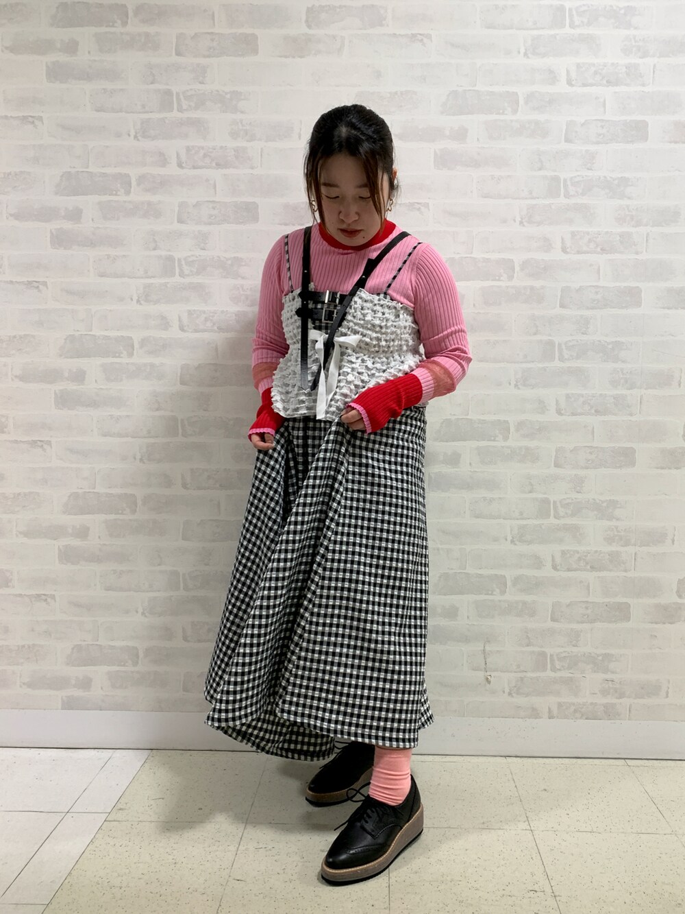 ホワイト系のその他トップス、ピンク系のTシャツ/カットソー、ブラック系のワンピースを着用したレディースの春コーディネートの2枚目の写真