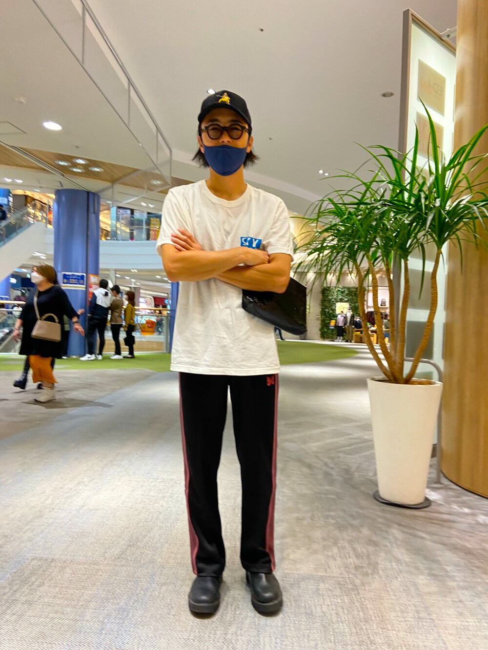 ホワイト系のTシャツ/カットソー、その他のシャツ/ブラウス、ブラック系のその他パンツを着用したメンズの秋コーディネートの2枚目の写真