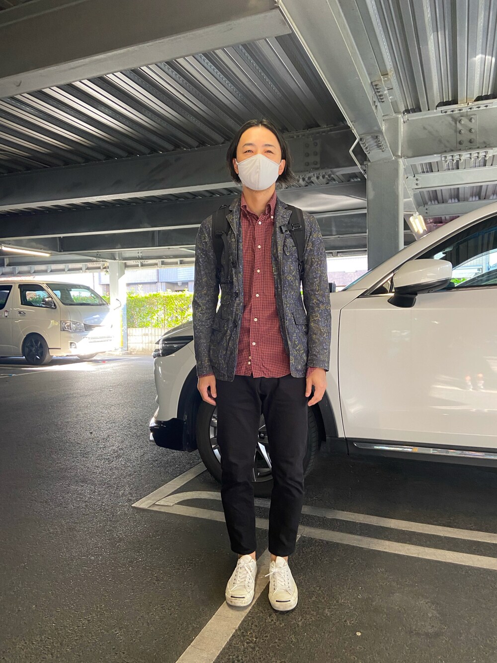 ブラック系のチノパンツ、ホワイト系のスニーカー、ブルー系のシャツ/ブラウスを着用したメンズの秋コーディネートの2枚目の写真