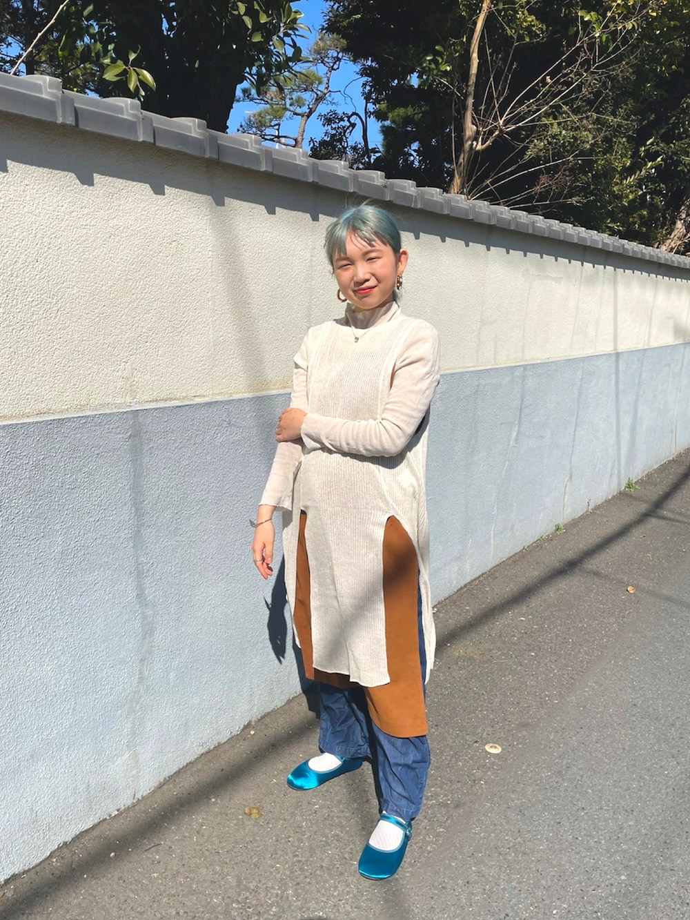 「春、今日のコーデ、ゆるコーデ、オトナ女子、おしゃれさんと繋がりたい、ootd、オトナカジュアル、デニムパンツ、カジュアルコーデ、サロペットスカート、ブルー、きれいめカジュアル、低身長コーデ」｜「Ray BEAMSのRay BEAMS / バック オープン ベスト（ニット/セーター、ホワイト系）」を使った、ゆりかもさん（レディース・153cm）の冬コーディネートの4枚目の写真