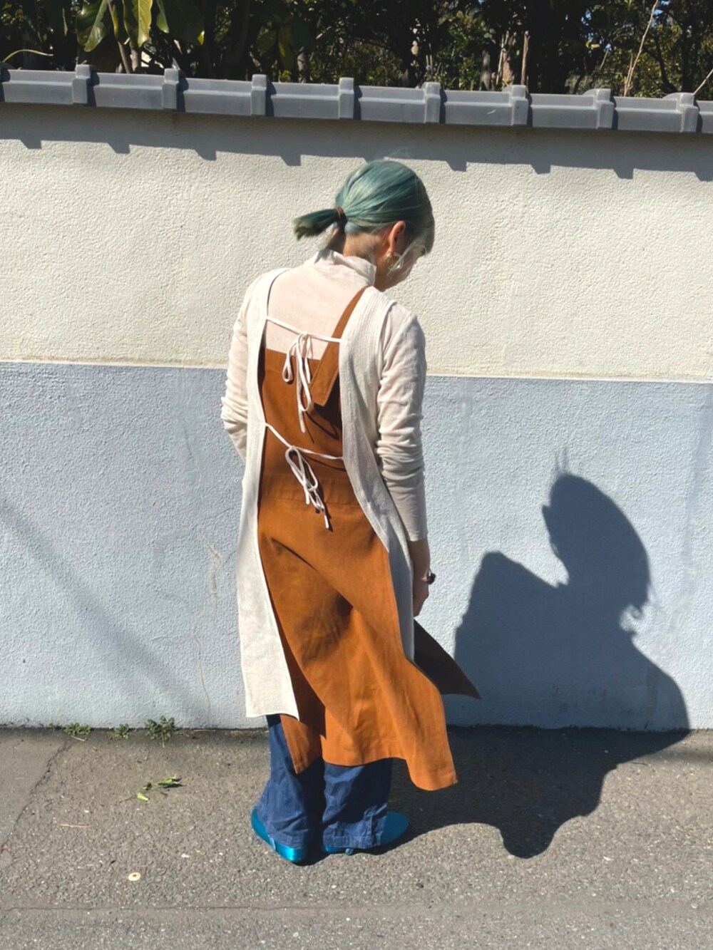 「春、今日のコーデ、ゆるコーデ、オトナ女子、おしゃれさんと繋がりたい、ootd、オトナカジュアル、デニムパンツ、カジュアルコーデ、サロペットスカート、ブルー、きれいめカジュアル、低身長コーデ」｜「Ray BEAMSのRay BEAMS / バック オープン ベスト（ニット/セーター、ホワイト系）」を使った、ゆりかもさん（レディース・153cm）の冬コーディネートの2枚目の写真