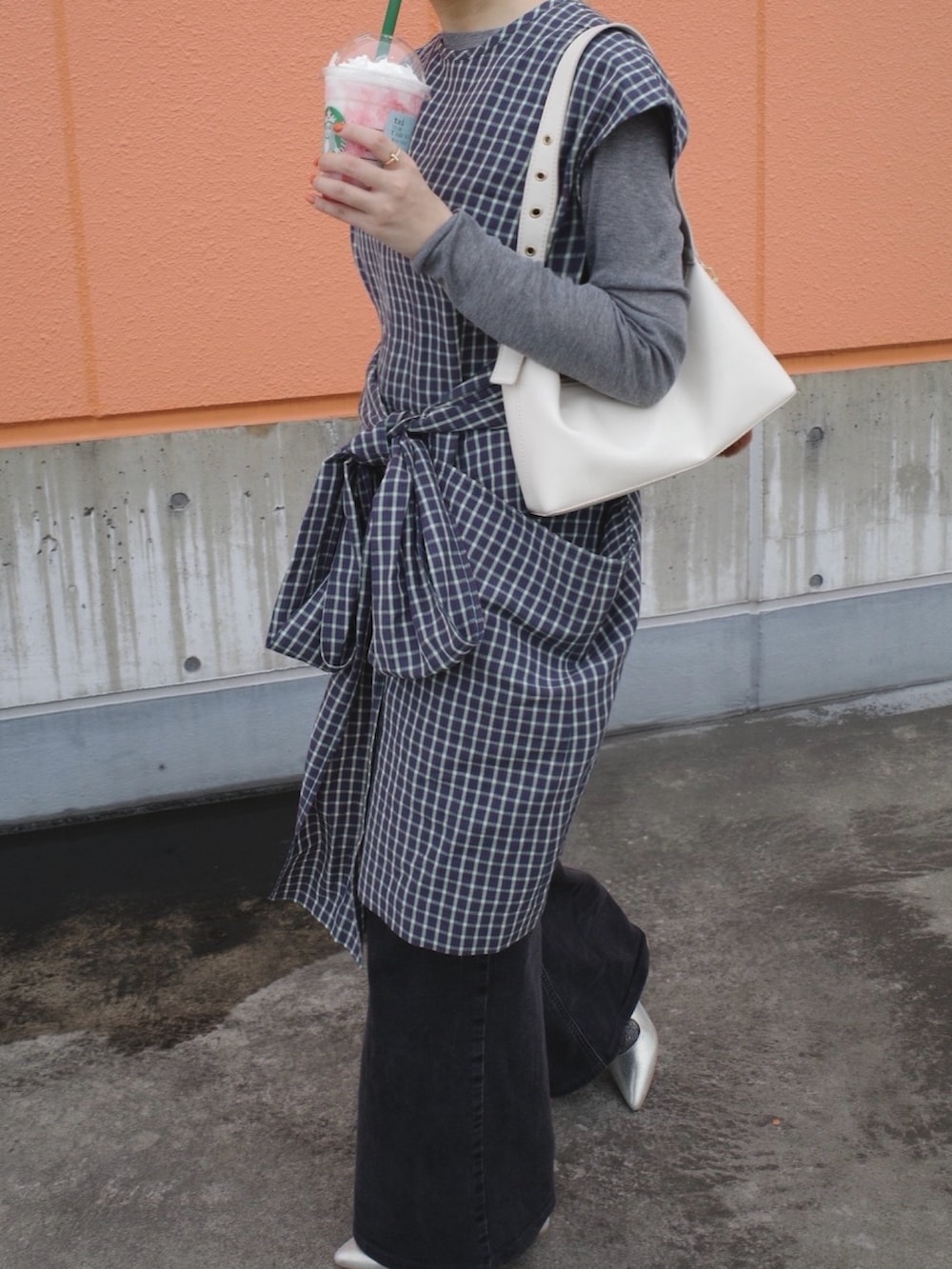 グレー系のTシャツ/カットソー、その他のワンピース、ブラック系のデニムパンツを着用したレディースの春コーディネートの2枚目の写真