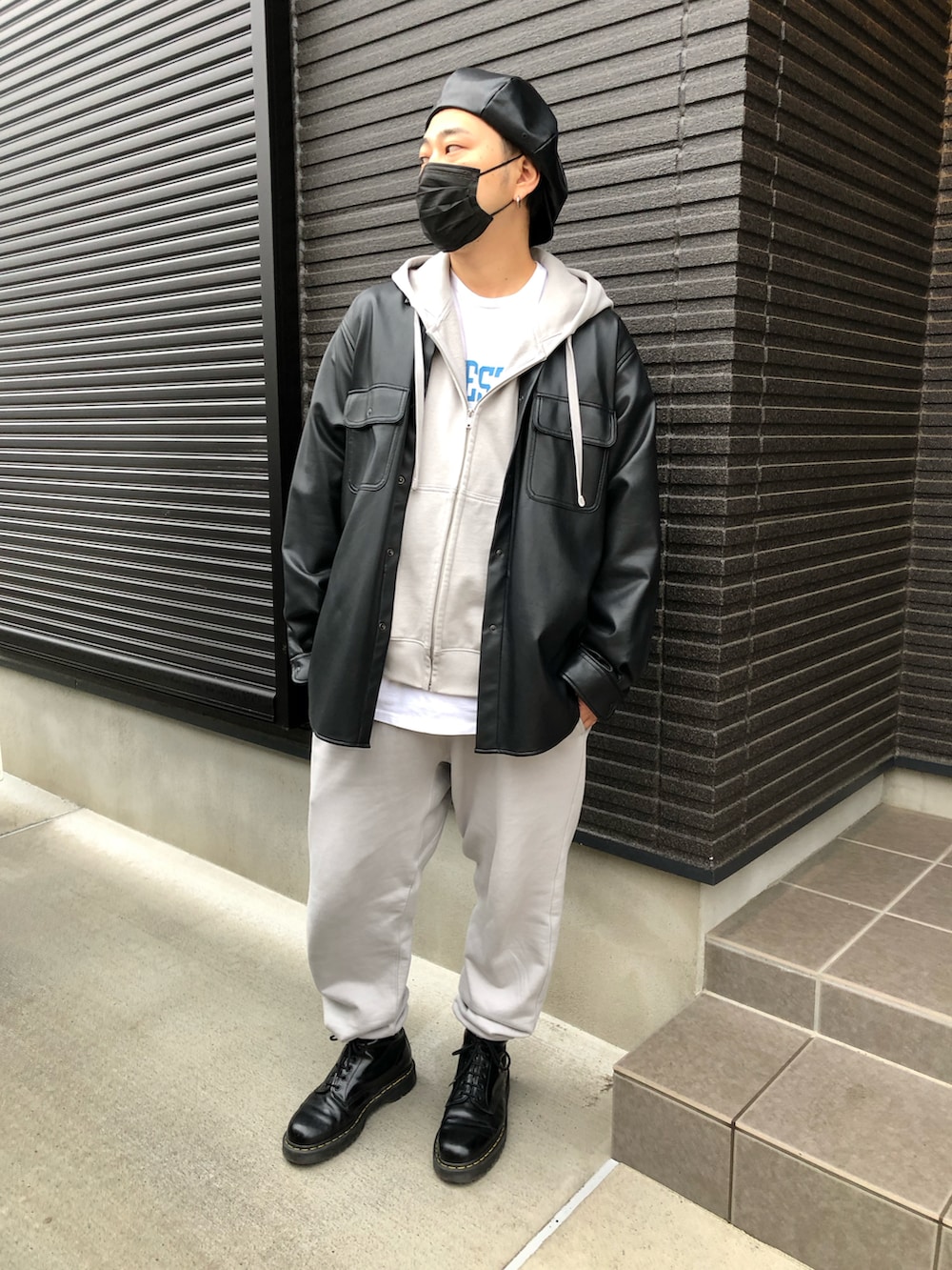 ブラック系のシューズ、ブラック系のジャケット/アウター、グレー系のセットアップを着用したメンズの冬コーディネートの2枚目の写真