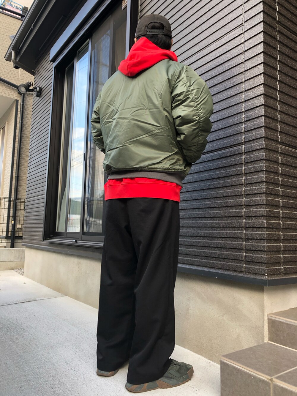 ブラック系のキャップを着用したメンズの冬コーディネートの2枚目の写真